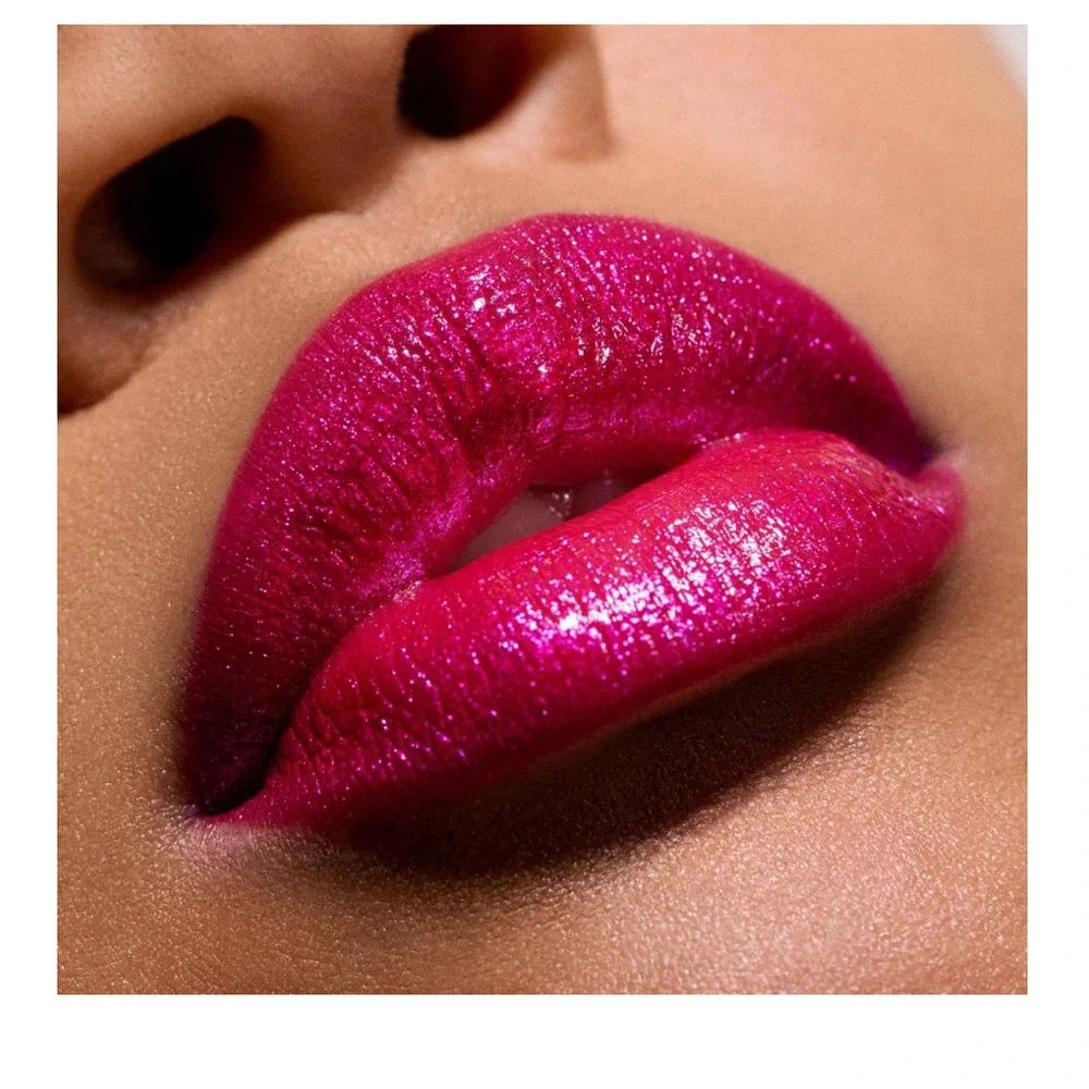 BNWT MAC -Dazzlelips Crayon Lipstick in Candy Yum Yummy (bright pink w/ pearl)